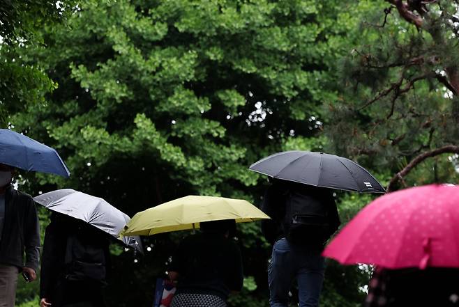 서울 지역에 비가 내린 18일 서울 종로구 지하철 5호선 광화문역에서 우산을 쓴 시민들이 출구로 향하고 있다. 연합뉴스