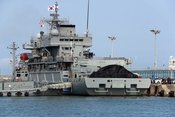 추락사고로 바다에 침몰한 해경 헬기 동체를 인양한 해군 '광양함'이 지난 4월 12일 오후 부산 영도구 부산해양경찰서 전용부두로 입항하고 있다. 뉴시스