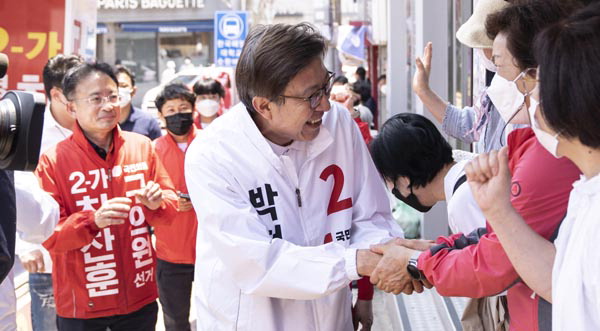 국민의힘 박형준 부산시장 후보가 25일 부산 영도구에서 열린 합동 유세에 앞서 지지자와 인사하고 있다.  박형준 캠프 제공