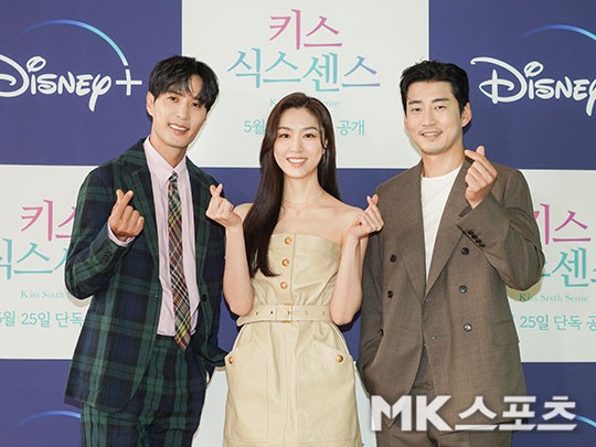 Actor Yoon Kye-sang shivered in the perfect chemistry of Kim Ji-seok, Seo Ji-hye.On the afternoon of the 25th, Disney +s original Kiss Six Sense production presentation was held online, with Leave a Hoon director, Yoon Kye-sang, Seo Ji-hye and Kim Ji-seok attending.Kim Ji-seok said, Yoon Kye-sang, Seo Ji-hye is caught with two shots, but still Jealous.Soon, Kim Ji-Seok and Seo Ji-hye were caught on the screen with two shots, and Yoon Kye-sang, who saw it, encouraged them to say, Good.Also, Yoon Kye-sang laughed when Kim Ji-seok mentioned Jealous again while talking about chemistry with actors and said, I really want to make a relationship.