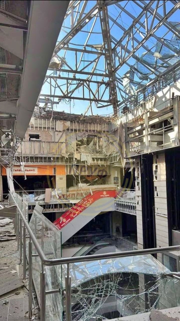 쇼핑몰 내부가 러시아군 폭격으로 완전히 망가졌다.
