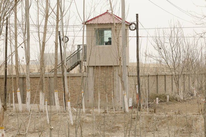 중국 내 소수민족인 위구르족에 대한 인권 탄압을 보여주는 새 증거가 23일(현지 시각) BBC를 통해 보도됐다. 사진은 신장위구르자치구 수용소 전경 ⓒAP연합