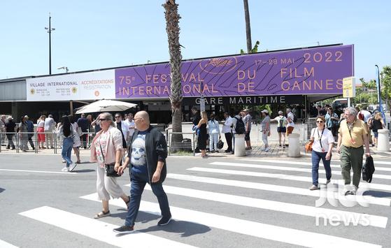 제75회 칸영화제(Cannes Film Festival)가 개최되는 팔레 드 페스티벌(Palais des Festival) 인근 배지 수령 센터 전경  | 칸(프랑스)=박세완 기자 〈사진=JTBC엔터뉴스〉