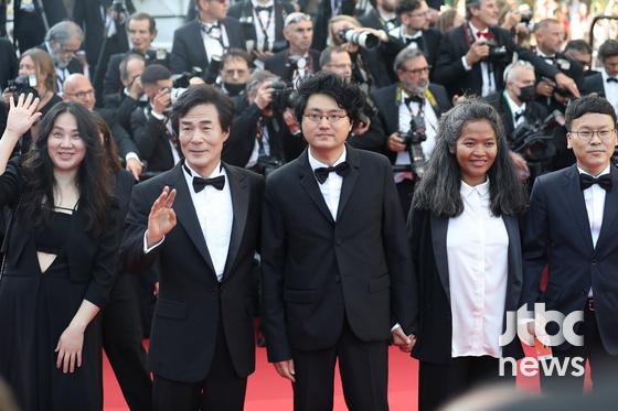 제75회 칸영화제(Cannes Film Festival) 주목할만한 시선 부문에 초청된 'All the People I'll Never Be'(원제: RETOUR A SEOUL) 팀이 개막식 레드카펫에 참석했다. | 칸(프랑스)=박세완 기자 〈사진=JTBC엔터뉴스〉