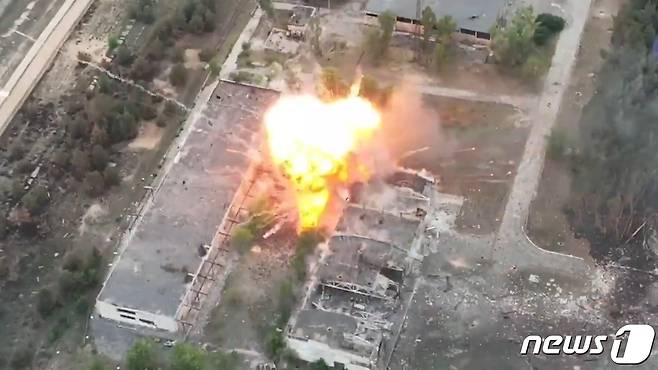 우크라이나 방위군이 공개한 러시아 자주박격포 파괴 장면이다.© 뉴스1