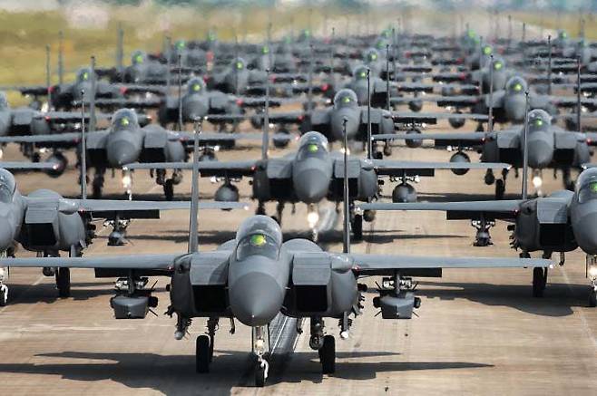 여차하면 뜬다… 전투기 30여대 ‘엘리펀트 워크’ 훈련 - 공군은 24일 북한의 도발 징후를 사전에 포착하고 F-15K 전투기 30여 대로 ‘엘리펀트 워크(Elephant Walk) 훈련’을 실시했다고 밝혔다. 엘리펀트 워크 훈련은 전투기가 최대 무장을 장착하고 밀집 대형으로 이륙 직전 단계까지 활주하는 훈련이다. /합동참모본부