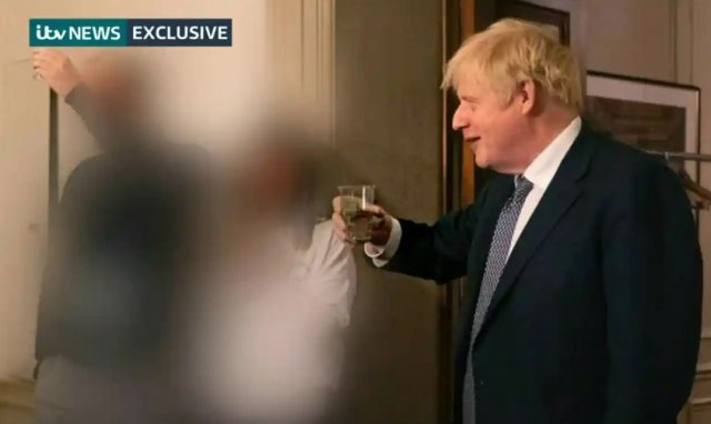보리스 존슨 영국 총리가 코로나19 봉쇄 기간인 2020년 11월 13일 규칙을 어기고 런던 총리 관저에서 열린 총리실 공보국장 송별 파티에 참석해 술잔을 들며 건배하고 있다. ITV 캡처