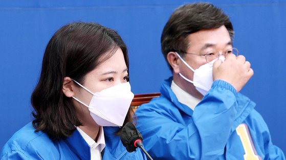 박지현(왼쪽)·윤호중 더불어민주당 공동비상대책위원장. 김성룡 기자
