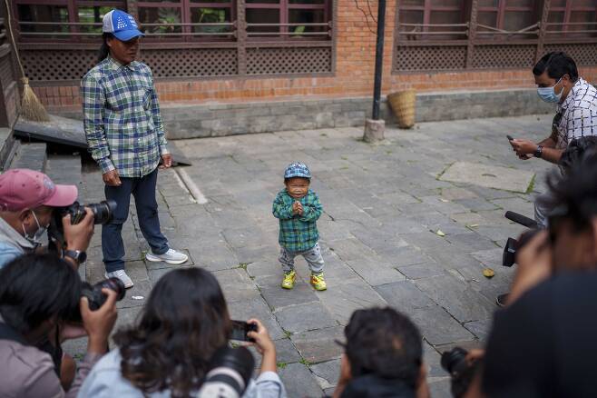 24일(현지시간) 네팔 카트만두에서 도르 바하두르 카판지가 기네스 세계 기록 인증서를 받기 위해 수령 장소에 도착하고 있다. 카판지는 신장 73.43㎝로, 세계에서 가장 작은 청소년으로 인정받았다. [AP=연합뉴스]