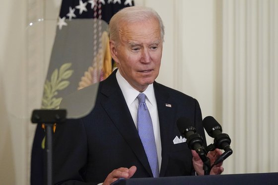 조 바이든 미국 대통령이 25일 백악관에서 공권력 집행 관련 행정명령에 서명하기 앞서 연설하고 있다. [AP=연합뉴스]