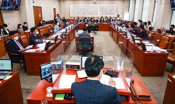 지난 17일 오후 국회에서 법제사법위원회 전체회의가 열리고 있다. 국회사진기자단