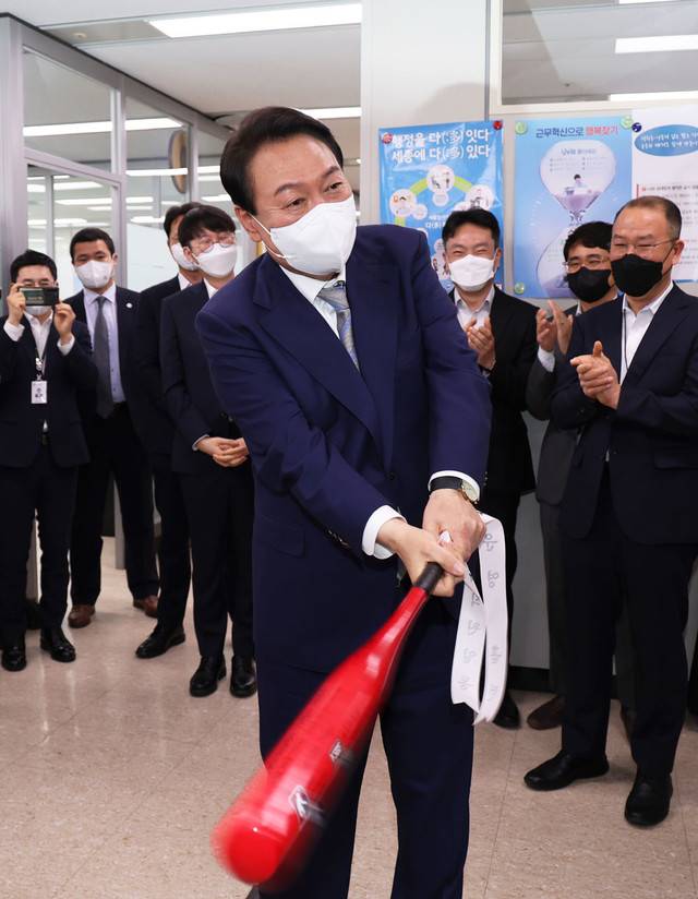 ▲ 윤석열 대통령이 26일 오전 세종시 정부세종청사에서 열린 국무회의를 마친 뒤 세종청사에서 근무하는 직원들을 격려차 방문하여 직원들로부터 선물 받은 배트를 휘두르는 세리머니를 하고 있다. 연합뉴스