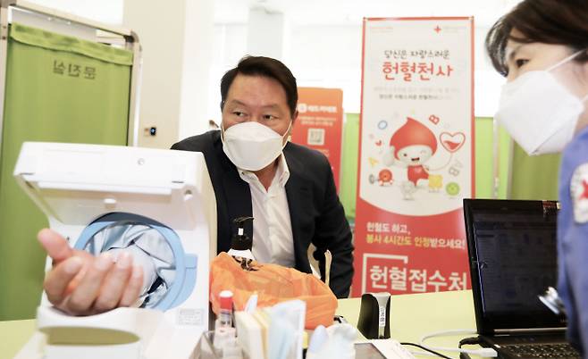 최태원 SK 회장이 코로나19로 인해 혈액이 부족하자 2020년 5월 서울 중구 SK텔레콤 T타워에서 헌혈하고 있다.