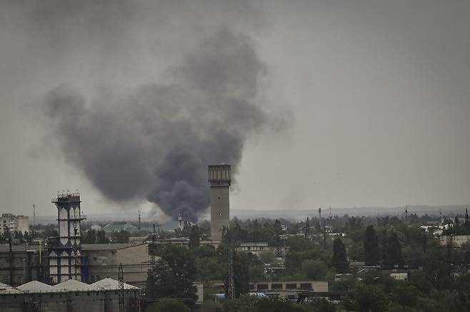 지난 22일 러시아군의 집중 포격을 받은 세베로도네츠크 지역에서 연기가 피어오르고 있다. /AFPBBNews=뉴스1