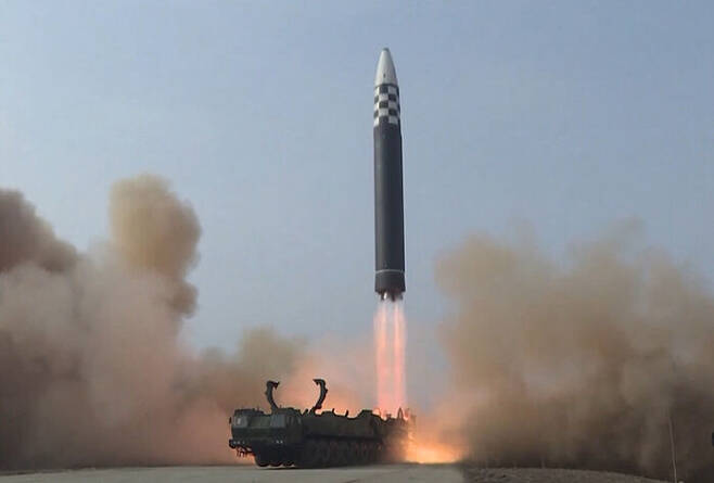 북한의 ICBM '화성-17형' 발사 장면