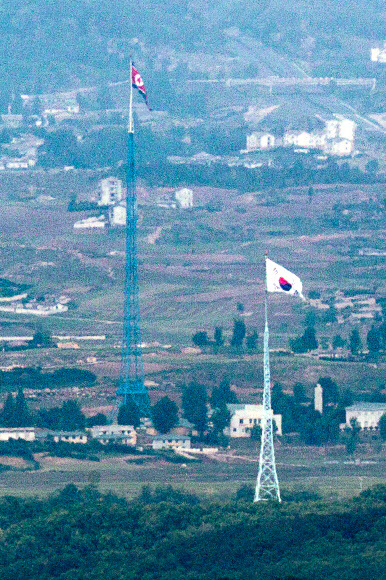 DMZ에서 바라본 北 - 26일 경기 파주시 군사분계선 남쪽 비무장지대(DMZ)에 있는 대성동 마을의 태극기와 북측 기정동 마을의 인공기가 바람에 펄럭이고 있다.연합뉴스