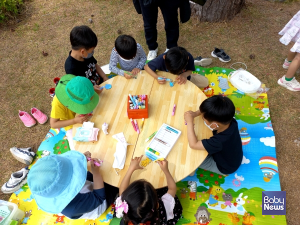 여수시육아종합지원센터가 마련한 이동식 놀이교실에 참여한 어린이들의 모습. ⓒ여수시육아종합지원센터