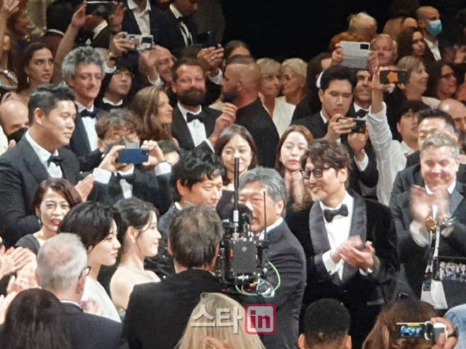 The 75th Cannes International Film Festival competition Broker, directed by Hirokazu Goreda, made its debut at the World Premiere screening at France Cannes Lumier Grand Theater on the afternoon of the 26th (local time), the 10th day of the opening day.Broker beat Park Chan-wooks Bat (10 minutes), which recorded the longest time ever for a Korean movie standing ovation after the screening.Broker received a standing ovation for 12 minutes at the induction of Thierry Premo Cannes Film Festival executive chairman.Director Hirokazu Koreeda, Actor Kang-Ho Song, Gang Dong-Won, Lee Ji-eun (IU), Lee Ju-young and Lee Mi-kyung, vice chairman of CJ Group, responded with a bright smile and hand greeting.Lee Ji-eun, who was particularly the first Cannes inductee, beamed as applause rang out.On the screen screen, all actors including Hirokazu Koreda and Kang-Ho Song received one shot and had one shot time to respond to the audiences response with a hand greeting or heart pose.Hirokazu Koreeda, with the longest standing ovation ever, said, I think Thierry Premo is handling suspense very well, and I have just sweated and finally finished.It was very difficult to shoot a movie with Corona 19 fandemics, but I am grateful to all of you who helped and distributed the film with our team who suffered together. His Japanese testimonies were translated into French and Korean, respectively.Broker, which is about to be released in Korea on June 8, is a film about the unexpected special journey of those who have made a relationship with Baby hatch.With the new breathing of Chungmuros leading actors including Kang-Ho Song, Gang Dong-Won, Bae Doo-na, Lee Ji-eun, and Lee Ju-young, he has emerged as the best anticipated work of the All Cannes Film Festival with Resolution to Break Up (director Park Chan-wook).This is because it is the first Korean directing by Hirokazu Koreeda who won the Palme dOr at the Cannes Film Festival with What Family.As of the 23rd, before the screening, it has already sold to 171 countries around the world.The honor and popularity of Kang-Ho Song, who was reborn as a global actor as a parasite, was also felt with cheers.In the screen one shot time after the end of the screening, Kang-Ho Song received one shot, and loud cheers and applause came out more than any other actors.