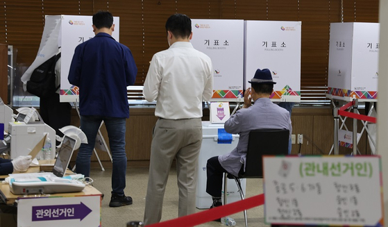 27일 종로구 창신1동사전투표소에서 시민들이 투표하고 있다. 〈사진-연합뉴스〉