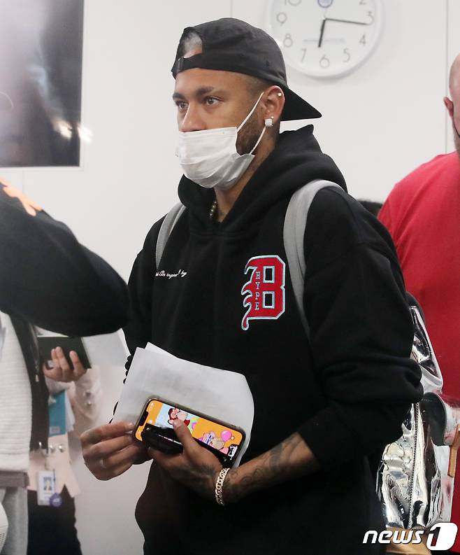 브라질 축구대표팀의 '슈퍼스타' 네이마르(파리 생제르맹)이 대한민국과의 평가전을 위해 26일 오후 인천국제공항 제1터미널을 통해 입국 후 코로나19 검사를 받고 있다. 대한민국과 브라질의 경기는 오는 6월 2일 서울월드컵경기장에서 열린다. 2022.5.26/뉴스1 © News1 김진환 기자