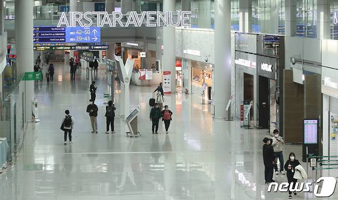 인천국제공항 1터미널에서 여행객들이 면세점을 둘러보고 있다. 2022.3.27/뉴스1 © News1 안은나 기자