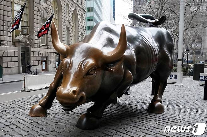미국 뉴욕 맨해튼 월스트리트의 상징인 '돌진하는 황소' 조각상. © 로이터=뉴스1 © News1 최서윤 기자