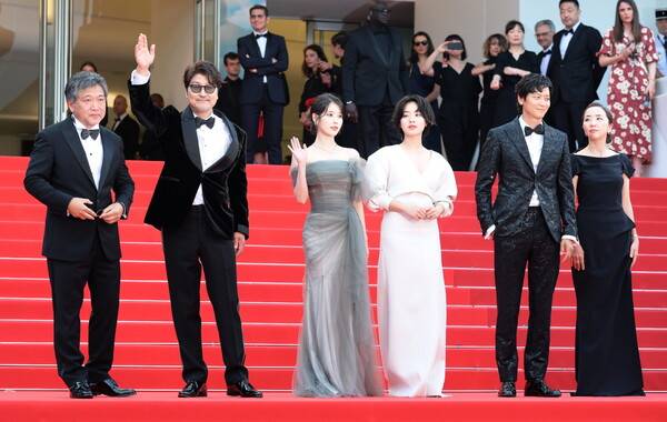 영화 '브로커' 송강호, 고레에다 히로카즈 감독, 이지은(아이유), 이주영, 강동원, 영화사 집 이유진 대표 (사진 왼쪽부터) /사진제공=CJ ENM