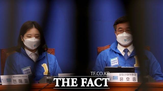 박지현 더불어민주당 공동비상대책위원장은 27일 오후 "윤호중 위원장에게 공동유세문을 발표를 요정했지만, 결과적으로 거부를 당했다"고 밝혔다. 지난 25일 선대위 합동회의에 참석한 박 위원장과 윤 위원장. /남윤호 기자