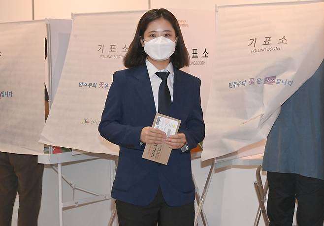 박지현 더불어민주당 공동비상대책위원장이 27일 오전 경기도 광주시 남한산성아트홀에 설치된 사전투표소에서 투표하고 있다. /연합뉴스