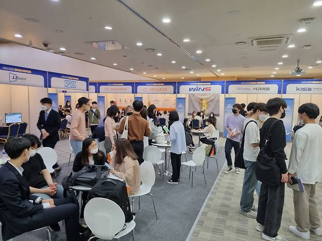 한국정보보호산업협회(KISIA)가 26일 한국과학기술회관에서 개최한 '2022 상반기 정보보호 취업박람회'에 600여명의 구직자가 몰렸다./ KISIA 제공