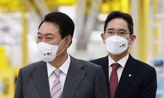 윤석열 대통령이 지난 20일 경기 평택에 있는 삼성전자 평택캠퍼스를 방문해 이재용 삼성전자 부회장의 안내를 받으며 설명을 듣고 있다. 대통령실사진기자단