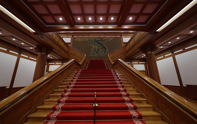 본관 계단. 1층에서 올라가면 김식의 '금수강산도'가 보인다. 김경록 기자