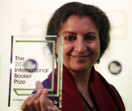 인도 작가 기탄질리 슈리의 책 '모래의 무덤'이 2022년 인터내셔널 부커상을 수상했다. 함께 후보에 올랐던 정보라 작가의 '저주토끼'는 수상에는 실패했다. AP=연합뉴스