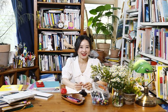 송미경 작가 작업실은 각종 자료와 책, 의자들로 아늑하다. 김현동 기자