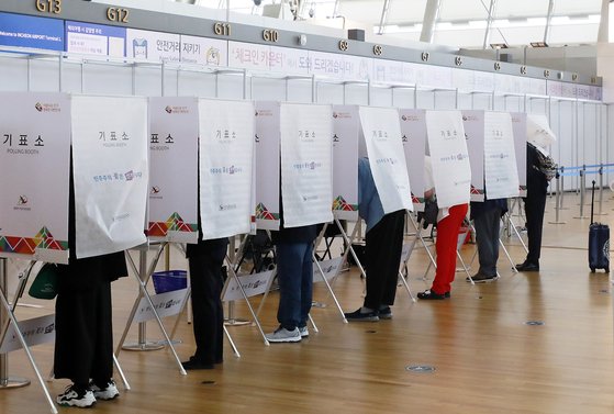 27일 인천국제공항에서 시민들이 해외로 출국 전 사전투표를 하고 있다. 뉴시스