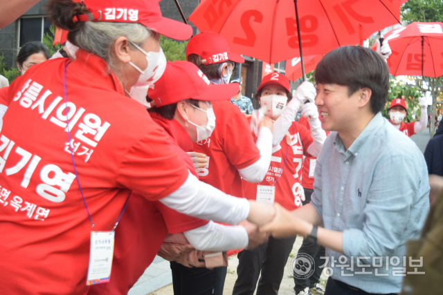 ▲ 국민의힘 이준석 대표는 27일 강릉 유천동 일대에서 시민들에게 적극적인 지지를 호소했다.