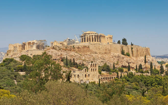 그리스 아테네의 아크로폴리스. 아렌트는 고대 폴리스의 정치를 매력적으로 그려냈다.
