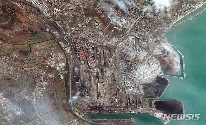 [AP/뉴시스] 마리우폴의 동부에 소재한 아조프해 연안의 아조우스탈. 러시아에 완전점령 당하기 40여 일 전인 4월9일 위성사진