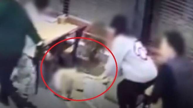 조현병 환자에게 '묻지마 폭행'을 당한 14개월 아기. (사진=ytn 화면 캡쳐)