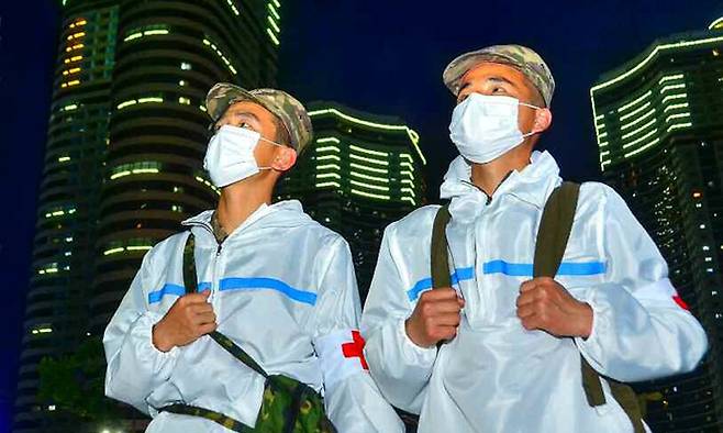 북한 조선노동당 기관지 노동신문은 27일 신종 코로나바이러스 감염증(코로나19) 방역전선에 뛰어들어 의약품 봉사·수송을 하고 있는 인민군을 치켜세웠다. 노동신문·뉴스1