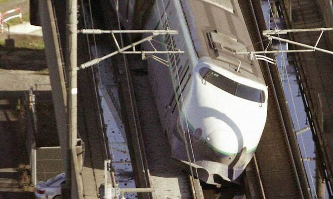 지진으로 인해 신칸센 열차가 탈선한 모습. 세계일보 자료사진