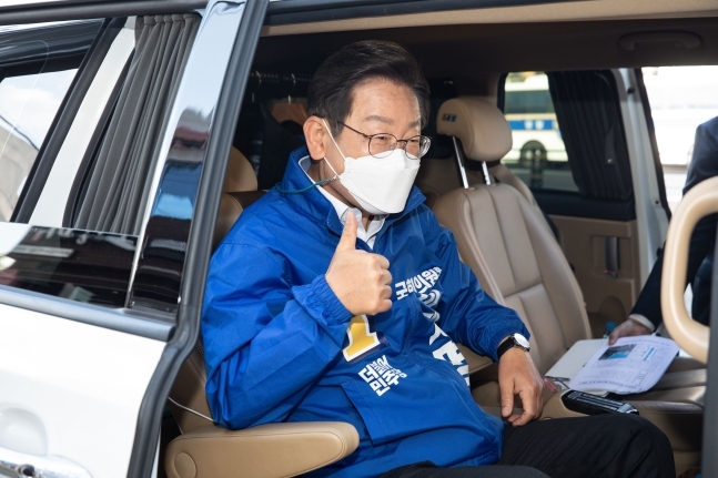 더불어민주당 이재명 인천 계양을 국회의원 보궐선거 후보가 차량에 탑승해 엄지손가락을 치켜세우고 있는 모습. 뉴스1