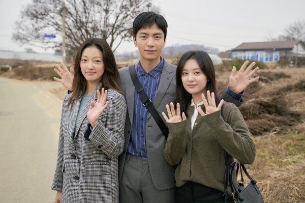 What does JTBCs Saturday Drama My My Liberation Diarydirector Kim Seok-yoon, playwright Park Hae-young) mean to Lee Min Ki, Kim Ji-won, Son Seokgu and Lee El?My Liberation Diary has left only the last page.With the story of Sam Brother and Sister, which is unbearably infuriated, giving hope and salvation to my life, attracting attention through the Chuang Algorithm, the cast of My Liberation Diary pointed out the end testimony and ending points ahead of End.Lee Min Ki was divided into Yong Chang-hee, the second of Sam Brother and Sister. In the 13th and 14th episodes, Yeom Chang-hees full-scale change was drawn.Yeom Chang-hee, who chose his own path, not being dragged to someone elses life. Lee Min Ki showed this character as acting.It is an evaluation that he expressed the change of the character of Yeom Chang-hee, who changed after his mothers small.Lee Min Ki said, I have been watching Drama as a viewer, so it is regrettable that it is already the last week. I will wait for the last broadcast with the mind of Lets go well.I really want to share my feelings with the viewers who have loved me, and I want to share my feelings with Chang-hee in the rest of the story. In the remaining 15th and 16th episodes, after time, it will mature more than before, and in some ways, it will be drawn a little different.It is expected to show a changed relationship with Ji Hyun-ah (Jeon Hye-jin), who was a friend, through the public trailer.Lee Min Ki said, The 15th and 16th episodes are the stories that have passed some time over the Drama.You will be able to feel different from the previous story, he said. The moment when Changhee understands his life through a series of events is drawn.I hope that Chang-hees last story will be a timetable for what, he said.Kim Ji-won, who contributed to the mass production of the Chuang algorithm, disassembled into the youngest, expressed hope for those with low self-esteem by expressing a woman who started a changed life by begging for a reverence.Kim Ji-won said, Time seems to be really fast.I think I filmed for a short time, but I am sorry that the broadcast seems to end too soon.  I always thought it was good while shooting the script, but it was another pleasure to see the story of another person I did not shoot on the air.I felt fun watching with viewers, and I felt so tearful when I watched Drama, and I felt so comforted and cheered up that I felt so good. Kim Ji-won said, I think each person has been on the way to liberation, so thank you.There is an ambassador, I will be another person in spring, and My Liberation Diary seems to contain a message that Spring will come after winter.I do not know where the season of the viewers is, but if there are people in the cold season like winter, I hope that the message of the work will be delivered to them.I hope it was a drama that was a cheer for those who are taking a step forward. Kim Ji-won said, I was curious about how each person will move toward liberation.The question was also a question of what is liberation for oneself.I think there is a difference when I go to ask myself questions and worries, he said. I hope that each person will look forward to seeing how they will get closer to the liberation they want.I also think it would be nice to ask myself what the meaning of liberation means. Son Seokgu played the character of Koo, who should not be this appearance, to stimulate female viewers fantasy.If it was not the original appearance of Son Seokgu, the gu, which could not be established in the reverence itself, could be a hallucination.It was great to be able to take a close look at Family and Friends and have a lot of conversations with themselves in order to know Mr. Koo while shooting, Son Seokgu said. Since the broadcast began, I have been able to see various minds of viewers and I was glad to know Mr. Koo more.The relationship between the two is newly established as Koo and Mi-jung, who have fallen into the drama and have broken up in reality, are reunited.Son Seokgu said, Thank you really to the viewers who wrote My Liberation Diary together and the person who gave me valuable experience.I hope that it will be a diary-like drama that quietly takes out alone when it is difficult after the broadcast. Lee El, who plays the most liberating and changing base well in My Liberation Diary, is the reason why this work can be slightly removed from fantasy.It is a reaction that expresses the character emotion line called base well which surely exists somewhere.Lee El said, I was happy to see the TV viewer ratings that climbed a little bit, and to hear the word of mouth that filled the air much faster than the number. Thank you for supporting the love of Gijeong in one heart.Drama has only two episodes left, but after the broadcast, Yeom Brother and Sister will be living somewhere well.If you encounter it, please hold it. The woman base well, who dreamed of liberation with love, now seems to be building happiness by meeting a strong man named Cho Tae-hoon (Lee Ki-woo), but the crisis is again met when the mountain to be overcome, Cho Tae-hoon Family, meets.Can base well achieve liberation through love?Lee El said, I hope you will be comforted to the end as always by seeing Sam Brother and Sister, Father and Gu, who are not different from others.If Brother and Sister, who will probably live more ordinary than viewers, can imagine the story of the grill and watch it, I will thank you.The 15th episode of My Liberation Diary will air at 10:30 p.m. on the 28th. The final episode will be on the 29th.