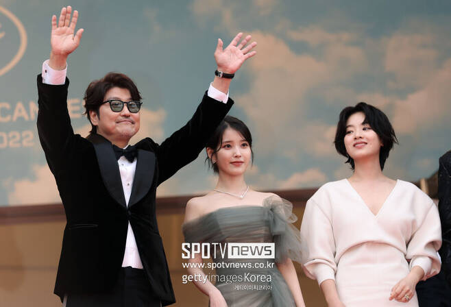 Actor Lee Ji-eun (IU) has entered the Cannes International Film Festival Red Carpet.On the afternoon of the 26th (local time), the world premiere of the movie broker (director Hirokazu Goreda, production house of film) was held at the Lumier Grand Theater in Cannes, France, which was invited to the 75th Cannes International Film Festival competition.Director Hirokazu Goreda, Actor Kang-Ho Song, Gang Dong-Won, IU (Lee Ji-eun), Lee Ju-young, and Lee Yu-jin, head of the film company, were on the Red Carpet.Among them, IU entered the Cannes Film Festival with the commercial movie debut broker and tasted the excitement of climbing the Cannes Red Carpet.A grey-colored chiffon dress that accentuates bright skin tone is the Cannes Red Carpet dress from IU.The IU, which emanated femininity with a goddess dress that revealed her shoulders in upstyle hair, stepped on Cannes Red Carpet with tension and excitement.Before the full-scale Red Carpet event started, fans also signed up to fans around them.Meanwhile, broker, the invitation to the 75th Cannes International Film Festival competition, is a Greene film about their unexpected special journey to the relationship around the baby box.The first Korean film directed by Japanese master Hirokazu Koreeda was accompanied by the best production team in Korea, Actor Kang-Ho Song Gang Dong-Won Badou or Lee Ji-eun Lee Ju-young.It is scheduled to open on June 8 in Korea.