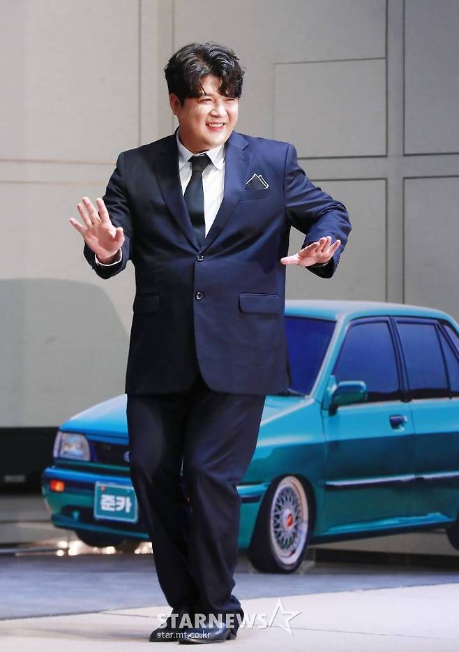 가수 신동이 27일 오후 서울 중구 앰배서더 서울 풀만 호텔에서 진행된 디스커버리 새 예능 저 세상 중고차 - 기어갓(GEAR GODS) 제작발표회에 참석해 포즈를 취하고 있다. 셀럽 자동차 딜러로 변신한 4MC가 두 팀으로 나뉘어 오래된 중고차를 저렴하게 구입해 복원, 수리 후 최고가에 재판매하는 신개념 중고차 복원 대결 버라이어티 프로그램 저 세상 중고차 - 기어갓은 오는 31일 첫 방송된다. /2022.05.27 /사진=이동훈 기자 photoguy@