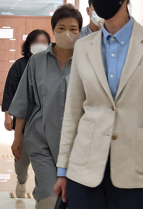 박근혜 전 대통령이 28일 오전 대구 달성군 유가읍 행정복지센터에 마련된 사전투표소에서 투표를 마친 뒤 돌아가고 있다. 이날 사전투표에는 유영하 변호사가 동행했다. (사진=뉴스1)