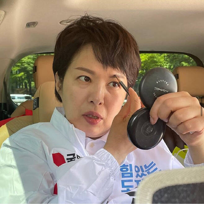김은혜 후보가 차 안에서 ‘셀프 메이크업 수정’을 하는 모습. 하루 두 시간만 자면서 강행군을 이어가는 탓이다. (사진=김은혜 인스타그램)