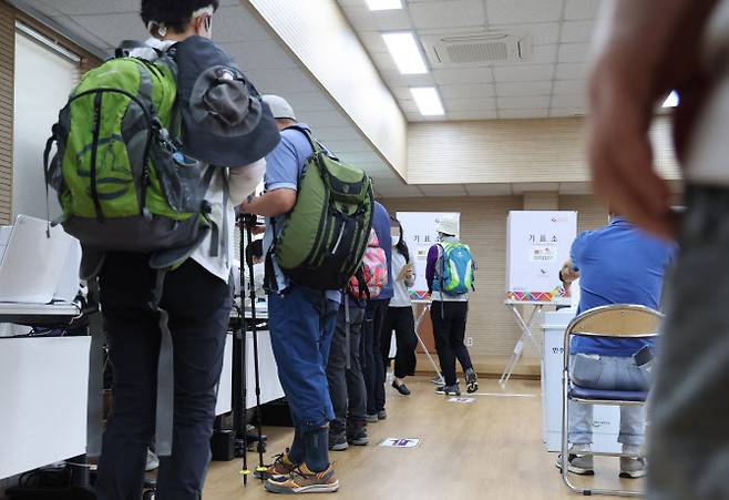 주말인 28일 오전 불광동 사전투표소에서 등산객들이 투표하고 있다. (사진=연합뉴스)