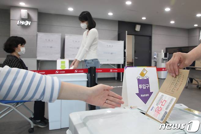 제8회 전국동시지방선거 사전투표를 하루 앞둔 26일 부산시 연제구 연제구청에서 연제구청 직원들이 모의 사전투표 시연을 하고 있다. 2022.5.26/뉴스1 © News1 김영훈 기자