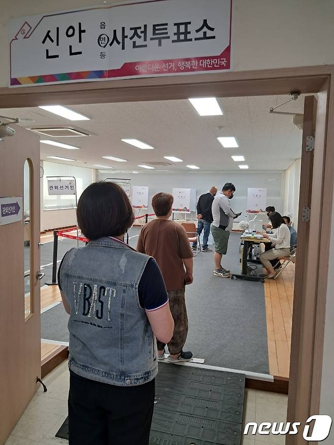 27일 오전 경남 산청군 신안사전투표소에 시민들이 투표를 위해 줄 지어 대기하고 있다.© 뉴스1 김대광 기자